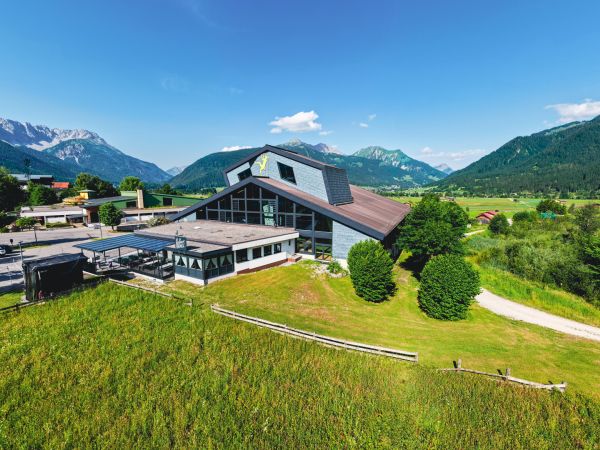 kletterhalle-tennishalle-ehrwald-c-tirolerzugspitz-arena-valentin-schennach.jpg